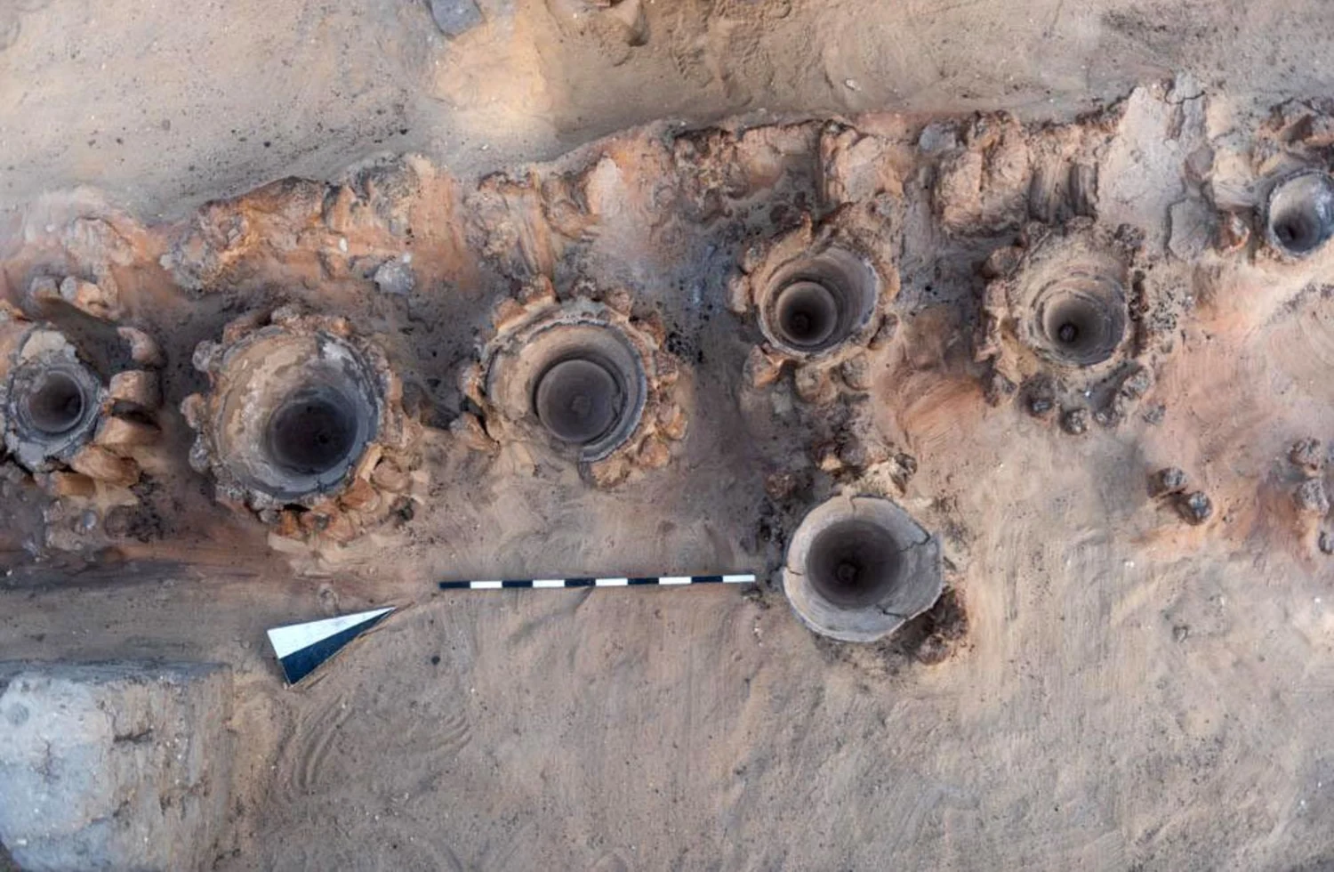 Bebidas Alcoólicas na Pré-História, Fermentação e Civilizações Antigas, Arqueologia e Cultura do Álcool, Evolução da Produção de Cerveja, Achados Arqueológicos em Cerâmica, Rituais e Festas na Antiguidade, Bebidas Fermentadas em Diferentes Culturas, Impacto da Cerveja na História Humana, Tecnologia Antiga de Produção de Bebidas, Cerveja e Desenvolvimento da Agricultura, Bebidas Alcoólicas como Patrimônio Cultural, Análises Químicas em Artefatos Antigos, Arqueologia Experimental em Produção de Cerveja, Mitos e Lendas sobre a Origem da Cerveja, Significado Social da Cerveja na Antiguidade, Marcadores Arqueológicos de Consumo de Álcool, Rastros de Bebidas Alcoólicas em Sítios Arqueológicos, Artefatos de Armazenamento de Bebidas na História, Uso de Plantas e Grãos na Fabricação de Cerveja Antiga, Variedade de Estilos de Cerveja ao Longo do Tempo.
