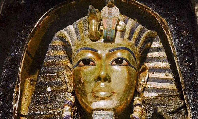 Câmara funerária de Tutancâmon, Fotos remasterizadas em cores de Tutancâmon, Descoberta da tumba de Tutancâmon, Arqueologia egípcia em cores, Howard Carter e a tumba de Tutancâmon, Escavações no Vale dos Reis, Relíquias de Tutancâmon em cores, Exploração da tumba de Tutancâmon, Descobertas arqueológicas em cores, Artefatos de Tutancâmon restaurados, Detalhes da tumba de Tutancâmon, História de Tutancâmon em imagens, Tecnologia de remasterização em arqueologia, Preservação digital de relíquias egípcias, Tutancâmon e seus tesouros em cores, Expedição de Howard Carter em fotos, Revelações arqueológicas em cores, Antiguidades egípcias restauradas, Tutancâmon reimaginado em fotografias, Explorando a câmara funerária de Tutancâmon em detalhes