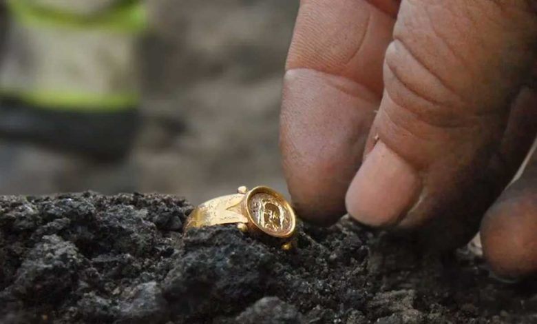 Arqueologia Sueca, Artefatos Medievais, Sítios Arqueológicos na Suécia, Escavações Históricas em Kalmar, Jóias Preciosas Descobertas, Anel de Ouro Antigo, Amuleto de Vidro Medieval, História da Cidade de Kalmar, Escavação de Artefatos Antigos, Artefatos Cristãos na Escavação, Relíquias da Idade Média, Arqueólogos Suecos, Centro Histórico de Kalmar, Lendas da Guerra de Kalmar, Contexto Religioso na Idade Média, Artefatos de Uso Diário, Vida Medieval na Suécia, Cultura e Tradições Medievais, Arqueologia e História Sueca, Importância das Descobertas Arqueológicas.