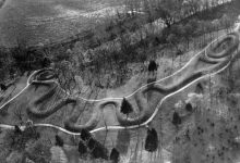 Efígie de Serpente Antiga, Culturas Nativas Americanas, Monte Arqueológico do Ohio, Efígies Arqueológicas, Cultura Nativa do Vale do Médio Ohio, Significado Cultural de Efígies, Esculturas de Serpente, Arqueologia do Sudoeste de Ohio, Mistérios Arqueológicos, Arte Rupestre Nativa Americana, Monte da Grande Serpente, Significado Espiritual de Efígies, Povos Antigos do Ohio, Cultura Mississippiana, Arquitetura Nativa Americana, Mitologia de Serpentes, Arqueoastronomia, Arte Pré-Colombiana, Efígies de Animais, História da Arte Nativa Americana, Monte Geoglífico, Arqueologia de Estruturas Monumentais, Sítios Arqueológicos do Ohio