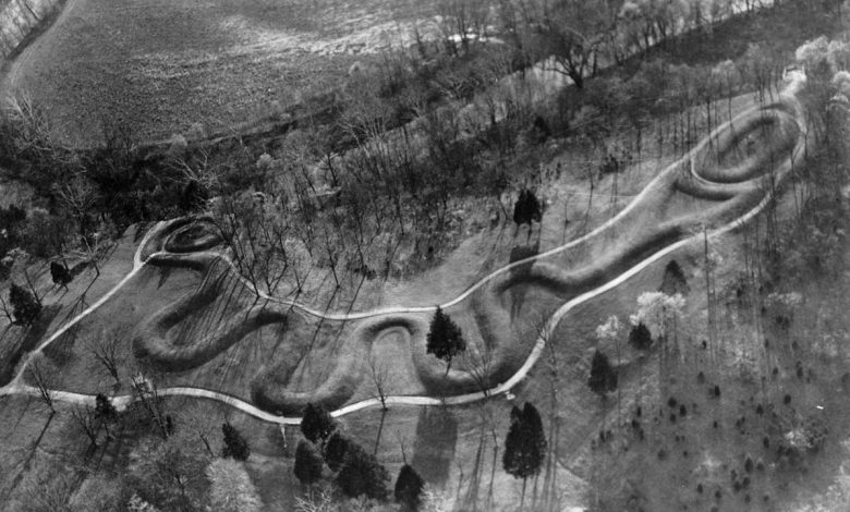 Efígie de Serpente Antiga, Culturas Nativas Americanas, Monte Arqueológico do Ohio, Efígies Arqueológicas, Cultura Nativa do Vale do Médio Ohio, Significado Cultural de Efígies, Esculturas de Serpente, Arqueologia do Sudoeste de Ohio, Mistérios Arqueológicos, Arte Rupestre Nativa Americana, Monte da Grande Serpente, Significado Espiritual de Efígies, Povos Antigos do Ohio, Cultura Mississippiana, Arquitetura Nativa Americana, Mitologia de Serpentes, Arqueoastronomia, Arte Pré-Colombiana, Efígies de Animais, História da Arte Nativa Americana, Monte Geoglífico, Arqueologia de Estruturas Monumentais, Sítios Arqueológicos do Ohio