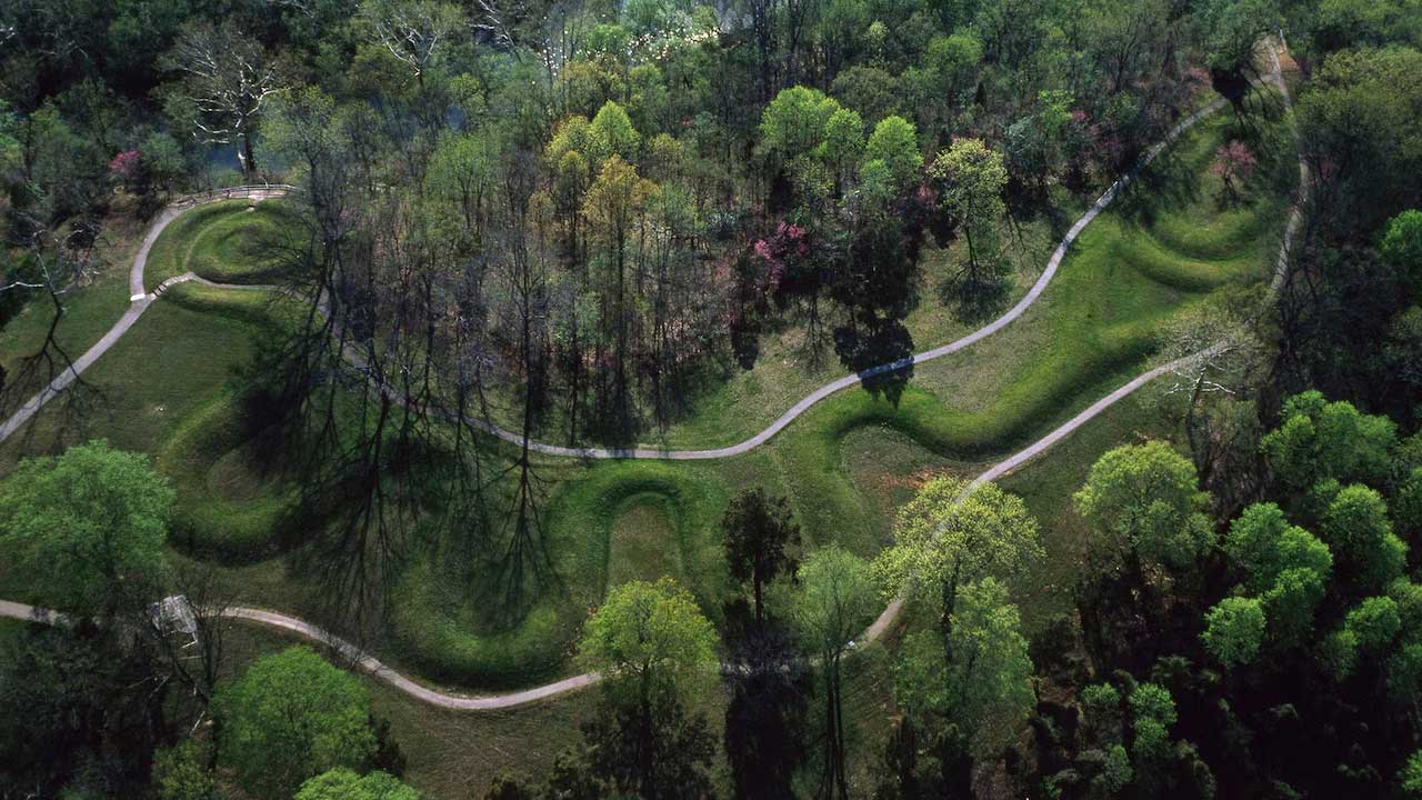 Efígie de Serpente Antiga, Culturas Nativas Americanas, Monte Arqueológico do Ohio, Efígies Arqueológicas, Cultura Nativa do Vale do Médio Ohio, Significado Cultural de Efígies, Esculturas de Serpente, Arqueologia do Sudoeste de Ohio, Mistérios Arqueológicos, Arte Rupestre Nativa Americana, Monte da Grande Serpente, Significado Espiritual de Efígies, Povos Antigos do Ohio, Cultura Mississippiana, Arquitetura Nativa Americana, Mitologia de Serpentes, Arqueoastronomia, Arte Pré-Colombiana, Efígies de Animais, História da Arte Nativa Americana, Monte Geoglífico, Arqueologia de Estruturas Monumentais, Sítios Arqueológicos do Ohio