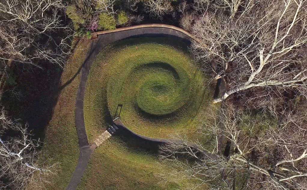 Efígie de Serpente Antiga, Culturas Nativas Americanas, Monte Arqueológico do Ohio, Efígies Arqueológicas, Cultura Nativa do Vale do Médio Ohio, Significado Cultural de Efígies, Esculturas de Serpente, Arqueologia do Sudoeste de Ohio, Mistérios Arqueológicos, Arte Rupestre Nativa Americana, Monte da Grande Serpente, Significado Espiritual de Efígies, Povos Antigos do Ohio, Cultura Mississippiana, Arquitetura Nativa Americana, Mitologia de Serpentes, Arqueoastronomia, Arte Pré-Colombiana, Efígies de Animais, História da Arte Nativa Americana, Monte Geoglífico, Arqueologia de Estruturas Monumentais, Sítios Arqueológicos do Ohio