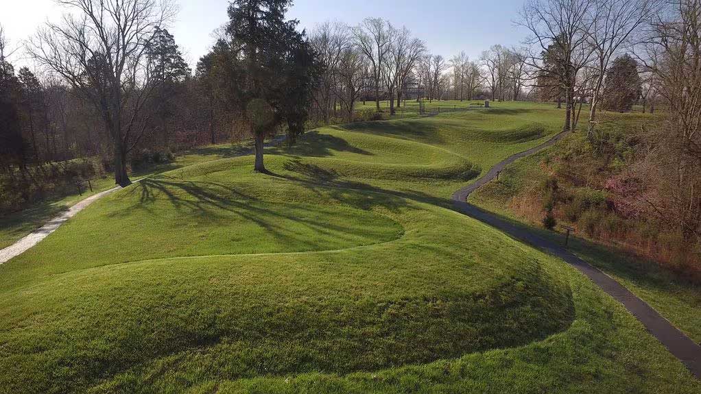Efígie de Serpente Antiga, Culturas Nativas Americanas, Monte Arqueológico do Ohio, Efígies Arqueológicas, Cultura Nativa do Vale do Médio Ohio, Significado Cultural de Efígies, Esculturas de Serpente, Arqueologia do Sudoeste de Ohio, Mistérios Arqueológicos, Arte Rupestre Nativa Americana, Monte da Grande Serpente, Significado Espiritual de Efígies, Povos Antigos do Ohio, Cultura Mississippiana, Arquitetura Nativa Americana, Mitologia de Serpentes, Arqueoastronomia, Arte Pré-Colombiana, Efígies de Animais, História da Arte Nativa Americana, Monte Geoglífico, Arqueologia de Estruturas Monumentais, Sítios Arqueológicos do Ohio