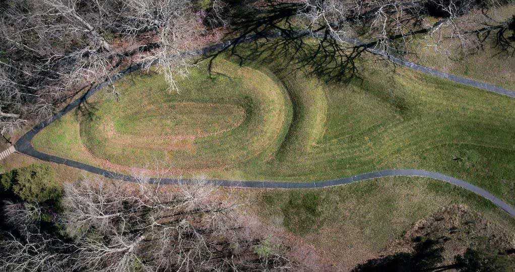 Efígie de Serpente Antiga, Culturas Nativas Americanas, Monte Arqueológico do Ohio, Efígies Arqueológicas, Cultura Nativa do Vale do Médio Ohio, Significado Cultural de Efígies, Esculturas de Serpente, Arqueologia do Sudoeste de Ohio, Mistérios Arqueológicos, Arte Rupestre Nativa Americana, Monte da Grande Serpente, Significado Espiritual de Efígies, Povos Antigos do Ohio, Cultura Mississippiana, Arquitetura Nativa Americana, Mitologia de Serpentes, Arqueoastronomia, Arte Pré-Colombiana, Efígies de Animais, História da Arte Nativa Americana, Monte Geoglífico, Arqueologia de Estruturas Monumentais, Sítios Arqueológicos do Ohio