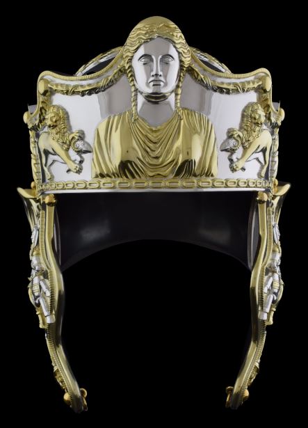 Capacete Hallaton, Réplica arqueológica, História romana, Arqueologia britânica, Artefatos antigos, Santuário nativo britânico, Oficial romano, Descobertas arqueológicas, Tesouro Hallaton, Idade do Ferro, Escavações arqueológicas, Hallaton Field Work Group, Universidade de Leicester, Ressurreição histórica, Cultura romana, Artefatos da Grã-Bretanha, Arqueologia de campo, Riqueza histórica, História militar romana, Escavações arqueológicas da Idade do Ferro