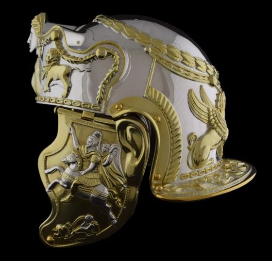 Capacete Hallaton, Réplica arqueológica, História romana, Arqueologia britânica, Artefatos antigos, Santuário nativo britânico, Oficial romano, Descobertas arqueológicas, Tesouro Hallaton, Idade do Ferro, Escavações arqueológicas, Hallaton Field Work Group, Universidade de Leicester, Ressurreição histórica, Cultura romana, Artefatos da Grã-Bretanha, Arqueologia de campo, Riqueza histórica, História militar romana, Escavações arqueológicas da Idade do Ferro