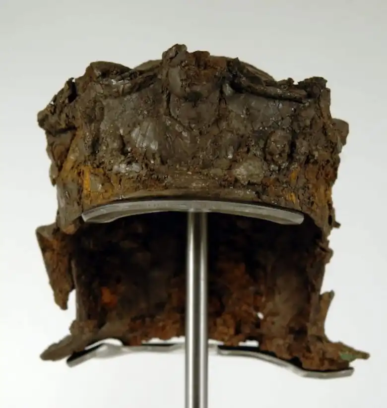 Capacete Hallaton, Réplica arqueológica, História romana, Arqueologia britânica, Artefatos antigos, Santuário nativo britânico, Oficial romano, Descobertas arqueológicas, Tesouro Hallaton, Idade do Ferro, Escavações arqueológicas, Hallaton Field Work Group, Universidade de Leicester, Ressurreição histórica, Cultura romana, Artefatos da Grã-Bretanha, Arqueologia de campo, Riqueza histórica, História militar romana, Escavações arqueológicas da Idade do Ferro