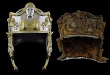 Capacete Hallaton, Réplica arqueológica, História romana, Arqueologia britânica, Artefatos antigos, Santuário nativo britânico, Oficial romano, Descobertas arqueológicas, Tesouro Hallaton, Idade do Ferro, Escavações arqueológicas, Hallaton Field Work Group, Universidade de Leicester, Ressurreição histórica, Cultura romana, Artefatos da Grã-Bretanha, Arqueologia de campo, Riqueza histórica, História militar romana, Escavações arqueológicas da Idade do Ferro