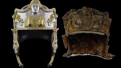 Capacete Hallaton, Réplica arqueológica, História romana, Arqueologia britânica, Artefatos antigos, Santuário nativo britânico, Oficial romano, Descobertas arqueológicas, Tesouro Hallaton, Idade do Ferro, Escavações arqueológicas, Hallaton Field Work Group, Universidade de Leicester, Ressurreição histórica, Cultura romana, Artefatos da Grã-Bretanha, Arqueologia de campo, Riqueza histórica, História militar romana, Escavações arqueológicas da Idade do Ferro